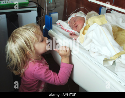 Amsterdam un neonato ragazzo in VU University Hospital è visitato da sua sorella per la prima volta Foto Stock