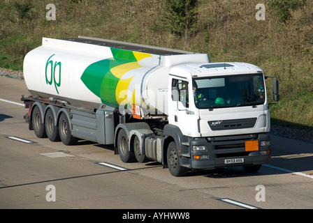 British Petroleum la mandata di carburante cisterna rimorchio e ERF autocarro con Hazchem segno Foto Stock