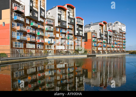 Greenwich Millennium Village parte della rigenerazione di vecchi impianti di gas sito brownfield in riva al mare villaggio alloggio proprietà Greenwich Peninsula Londra UK Foto Stock