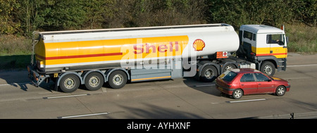 M25 Autostrada carburante Shell articolato camion cisterna Foto Stock