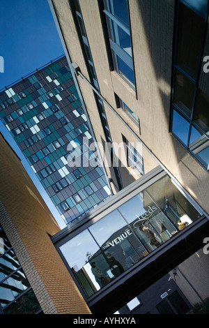 Il venue Cafe Bar, presso il Leeds College of Music, St Peters Place, Leeds con gli studenti appartamenti in background. Foto Stock