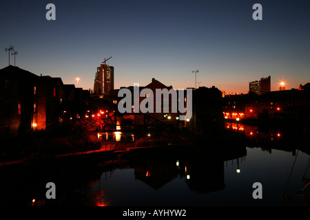 Leeds Riverfront di notte che mostra la costruzione di Bridgewater posto nello skyline della citta'. Foto Stock