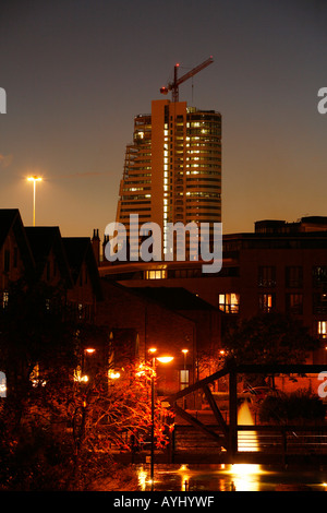 Leeds Riverfront di notte che mostra la costruzione di Bridgewater Place. Foto Stock