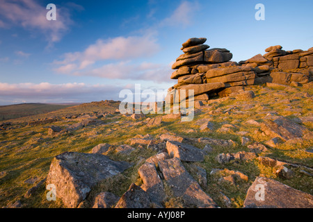Nel tardo pomeriggio si accende la luce del sole sulla roccia di granito formazioni di grande fiocco Tor nel Parco Nazionale di Dartmoor Devon England Foto Stock