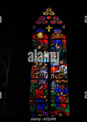 Vetrata nel Votivkirche Vienna Austria Foto Stock