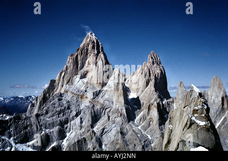 Il monte Fitz Roy e vette circostanti visto da Cerro Torre, nel parco nazionale Los Glaciares in Patagonia, Argentina. Gennaio, 1993. Foto Stock