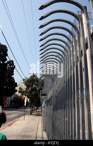 Un clima intimidatorio recinzione che circonda Hollywood High School all'aperto campi di atletica nel centro di Hollywood, in California. Foto Stock