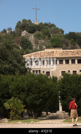 Turisti che visitano il monastero di Lluc nei monti Serra de Tramuntana, Hospedería del Santuari de Lluc, Escorca, Maiorca, Isole Baleari, Spagna Foto Stock