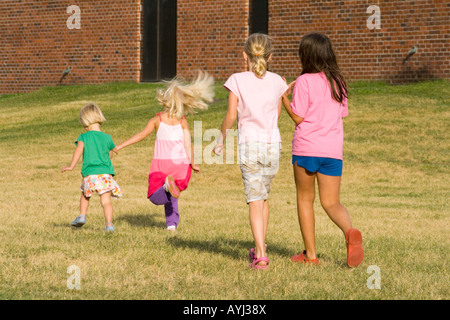 Le giovani ragazze a piedi in erba in una calda giornata estiva. Scuola Homecroft campo St Paul Minnesota USA Foto Stock