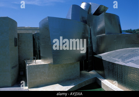 Bilbao l architettura moderna del museo Guggenheim Foto Stock