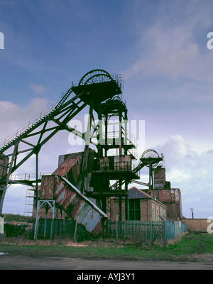 Miniera di carbone in disuso pit-testa ingranaggio di avvolgimento, woodhorn colliery, ashington, Northumberland, England, Regno Unito, negli anni novanta. ora un museo. Foto Stock