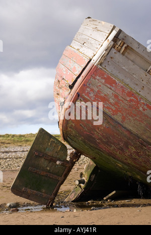 Una vista della poppa di un relitto in legno Foto Stock