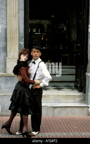 Buenos Aires San Telmo un streetartist è ballare il tango una domenica pomeriggio con una bambola per intrattenere i turisti Foto Stock