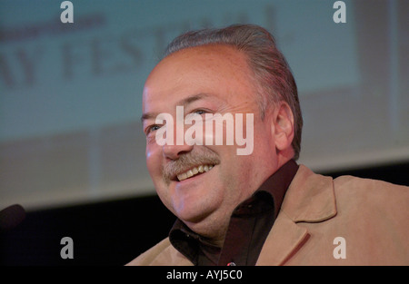 Politico George Galloway MP per Glasgow Kelvin raffigurato all'Guardian Hay Festival 2004 Hay on Wye Powys Wales UK GB Foto Stock