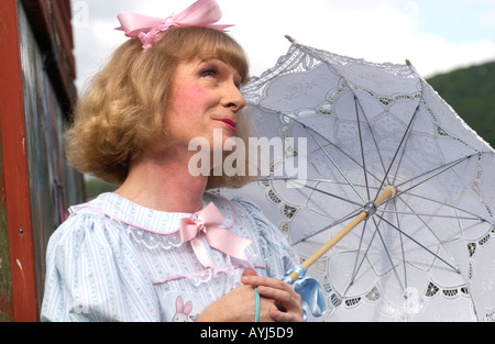 Turner Prize Winner Grayson Perry come il suo alter ego femminile Claire presso il Guardian Hay Festival 2004 Hay on Wye Powys Wales UK Foto Stock