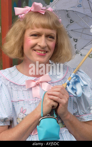 Turner Prize Winner Grayson Perry come il suo alter ego femminile Claire presso il Guardian Hay Festival 2004 Hay on Wye Powys Wales UK Foto Stock