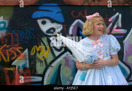 Turner Prize Winner Grayson Perry come il suo alter ego femminile Claire presso il Guardian Hay Festival 2004 Hay on Wye Powys Wales UK Foto Stock