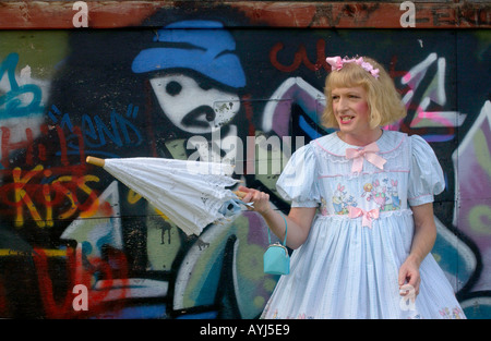 Turner Prize Winner Grayson Perry come il suo alter ego femminile Claire presso il Guardian Hay Festival 2004 Hay on Wye Powys Wales UK Foto Stock