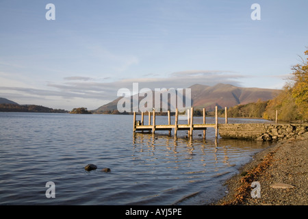 Derwentwater Lake District Cumbria Regno Unito novembre un pontile di sbarco su Derwentwater Borrowdale nel tardo pomeriggio la luce Foto Stock