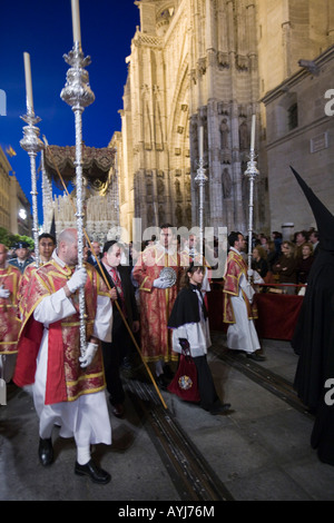 Acolyts lanterne del cuscinetto prima di un galleggiante con la Vergine, la Settimana Santa 2008, Siviglia, Spagna Foto Stock