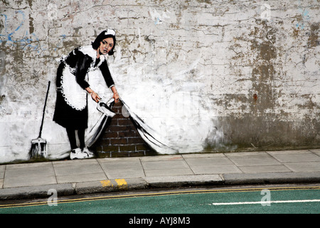 Banksy Maid lo spazza sotto il tappeto, Chalk Farm, Londra 2006 Foto Stock