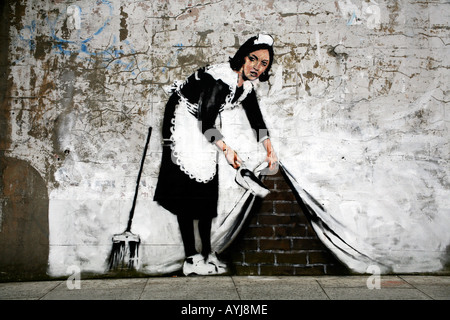 Banksy Maid lo spazza sotto il tappeto, Chalk Farm, Londra 2006 Foto Stock