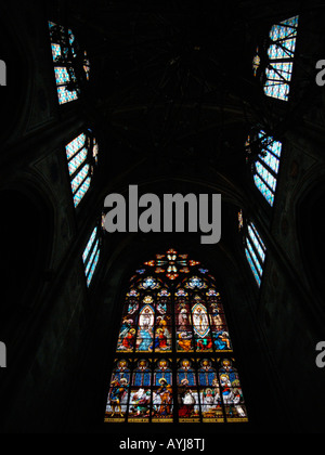 Le finestre di vetro macchiate in la Votivkirche Vienna Austria Foto Stock