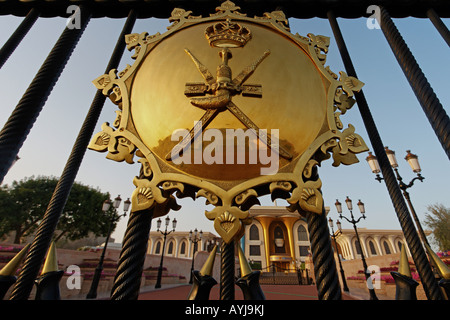 Oman Muscat SultanÂ s Palace Golden emblema al cancello di ingresso Foto Stock