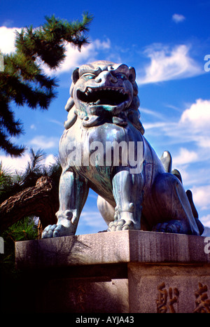 Lion statua davanti al gate l'isola di Miyajima in Giappone Foto Stock