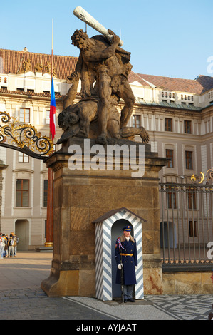 La sentinella di guardia sulle porte del castello di Praga - Repubblica Ceca Foto Stock