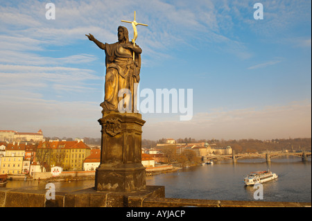 Statua sul Ponte Carlo con il vaporetto - Praga - Repubblica Ceca Foto Stock