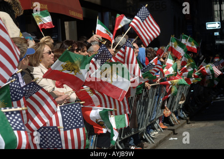 Gli americani iraniano guarda la parata persiano su Madison Avenue a New York Foto Stock