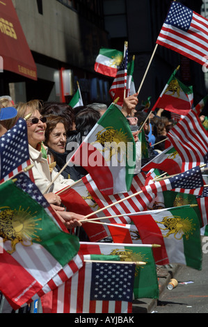 Gli americani iraniano guarda la parata persiano su Madison Avenue a New York Foto Stock