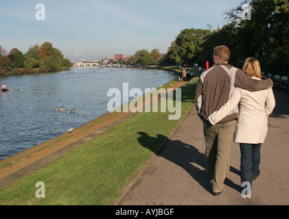 Giovane facendo una passeggiata lungo il fiume Tamigi vicino, Surbiton Surrey Foto Stock