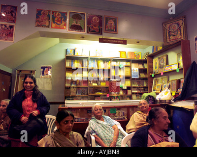 Shree Swaminarayan Tempio Streatham Londra Inghilterra pubblicazioni religiose Shop e donne indù Foto Stock