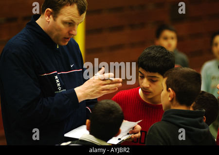 Coach incarica i bambini Foto Stock