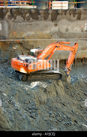 Sito in costruzione pit con Hitachi alimentata a gasolio escavatore idraulico pala lo scavo di fondamenta. Foto Stock