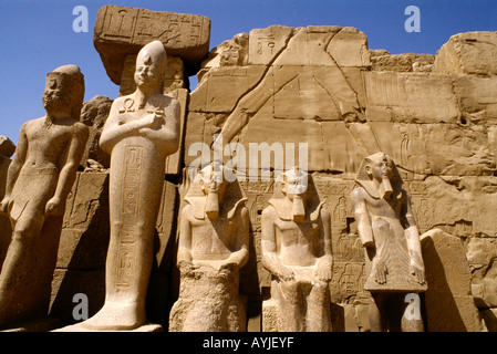 Karnak Egitto Temple - Settimo pilone costruito da Thutmosi III decorata con scene di vittoria & i nomi dei distretti conquistata Foto Stock