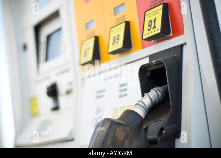 Un vuoto di gas (benzina) stazione con quattro pompe Foto Stock