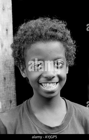 Ritratto B/N di un ragazzo sorridente dell'Etiopia orientale. Harar, Etiopia, Africa Foto Stock