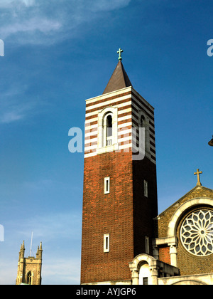 Guglia della chiesa con la croce di San Bonifacio chiesa cattolica Tooting London Inghilterra England Foto Stock