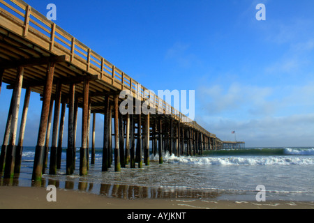 Il molo di San Buenaventura e Spiaggia di Ventura, California su una calda e calma giorno nel 2007. Foto Stock