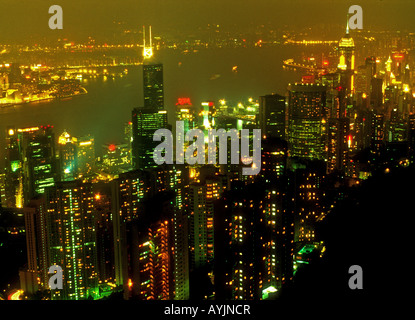 Vista dell'isola di Hong Kong e del porto di Victoria Peak di notte Foto Stock