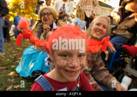 Giovane ragazza vestita come Pippi Calzelunghe per la festa di Halloween  Halloween sulla piazza Corydon Indiana Foto stock - Alamy