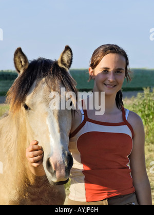 Ragazza e pony Connemara - Ritratto Foto Stock