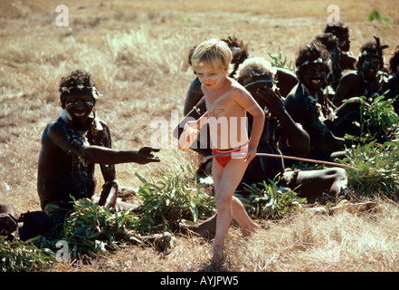 Giovane ragazzo bianco prende parte in una corroboree aborigena nel Territorio del Nord Australia Foto Stock