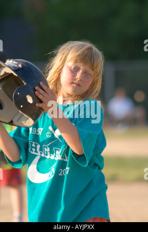 Ragazza giovane età 7 azienda casco da baseball. Groveland Campo scuola St Paul Minnesota USA Foto Stock