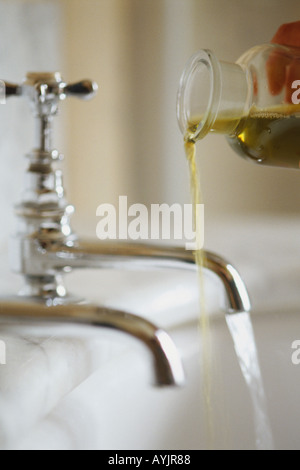 Bagno di colata tonic in acqua corrente, movimento sfocato Foto Stock