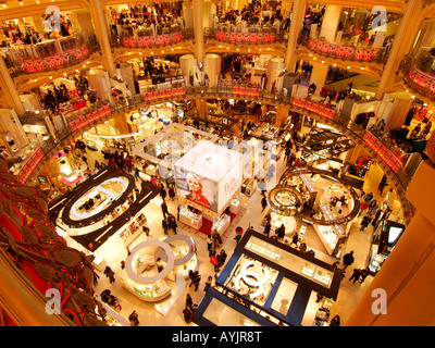 Galeries Lafayette dipartimento di profumo come si vede guardando giù dal terzo piano Parigi Francia Foto Stock