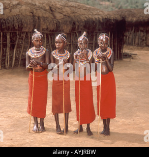 Bambini Maasai ballerini del Masai Mara riserva nazionale, Narok County, Kenya Foto Stock